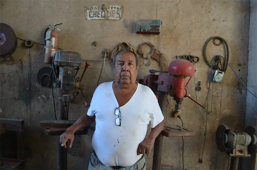 Hijo de una infancia marcada por la pobreza, Natividad Hipólito Tapia Rodríguez convirtió la necesidad en creatividad y se transformó en un artesano del metal capaz de construir desde chasis hasta máquinas únicas. Foto: Juan Madrigal
