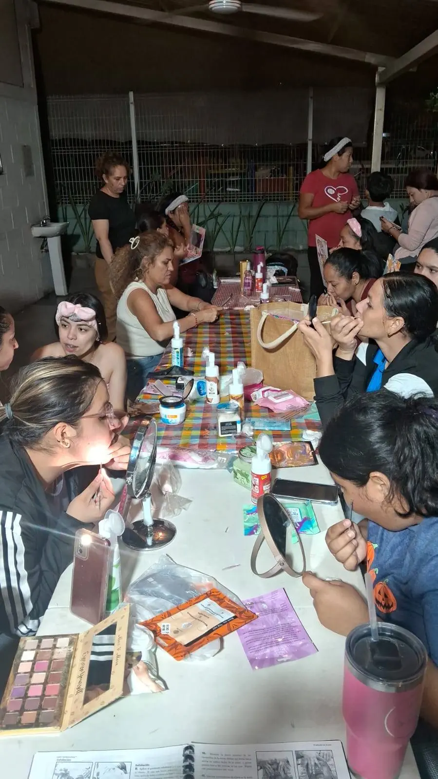 Mujeres de la colonia Progreso se gradúan en maquillaje de fantasía, adquiriendo nuevas habilidades y oportunidades. Foto: Cortesía/TBN