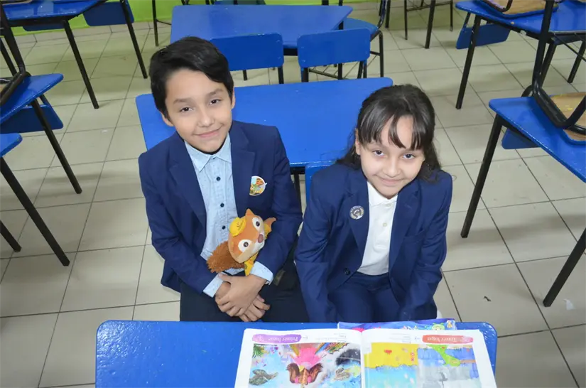 Entre pinceles y sueños: Daianna y Alexander dos pequeños artistas que transforman su mundo con imaginación. Foto: Juan Madrigal