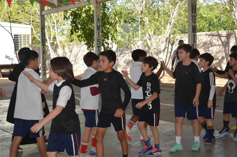 Con entusiasmo y espíritu deportivo, niñas y niños participaron en el torneo escolar de fútbol 5 vs 5, una iniciativa que promueve la convivencia y la paz desde la infancia. Foto: Juan Madrigal
