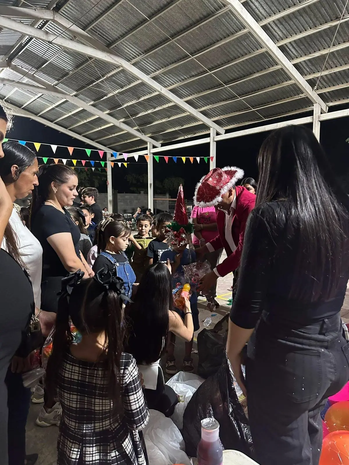 Ciudadanos solidarios apoyaron el evento mediante donaciones para las actividades navideñas.