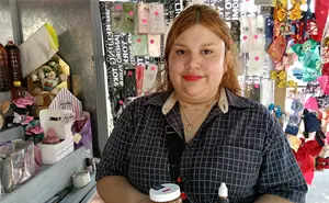 Keila Zazueta Carrillo impulsa la venta de miel en Navolato