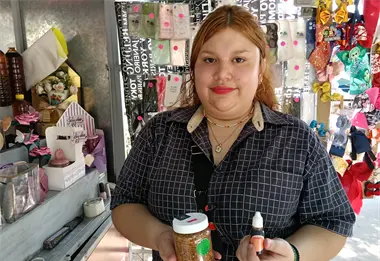 Keila Zazueta Carrillo impulsa la venta de miel en Navolato