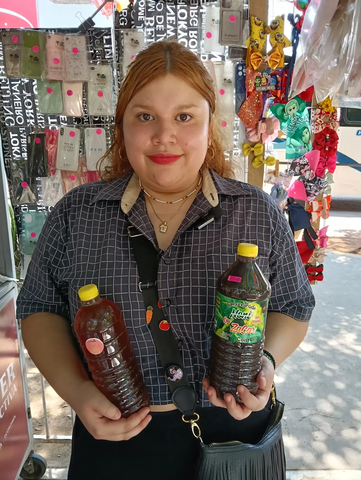 Keila vende miel de abeja, es su negocio en Navolato.