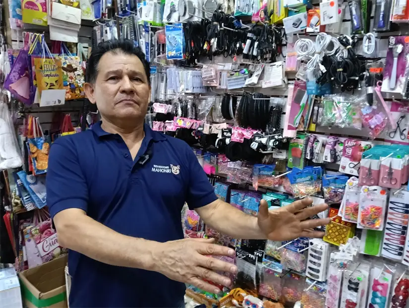 En su pequeño puesto tiene de todo para el uso diario del hogar.