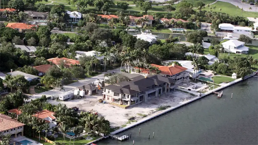 Construcción de la casa de Enrique Iglesias en Miami. Foto: cortesía.
