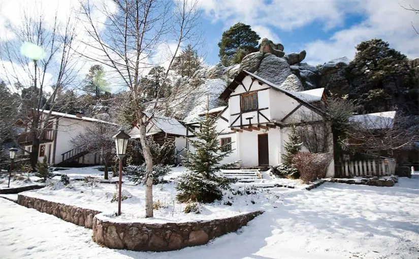 Durante el invierno, es común que la nieve pinte de blanco este pueblo. Foto: Cortesía
