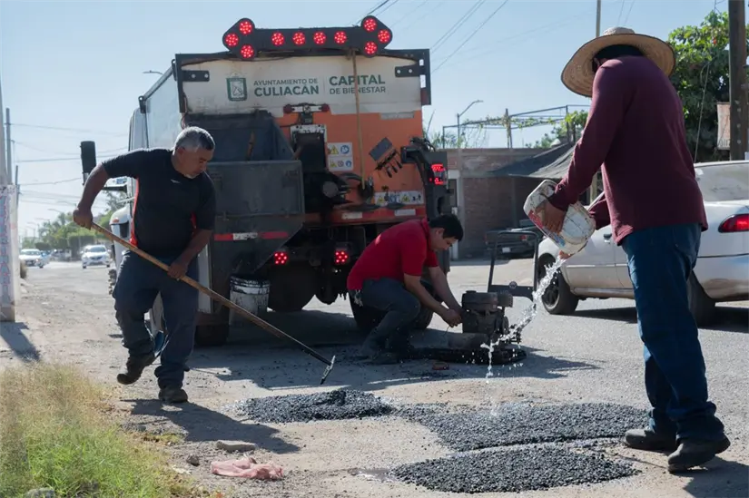 Continúan trabajos de bacheo en Culiacán para mejorar la seguridad vial y la movilidad. Foto: Ayuntamiento de Culiacán