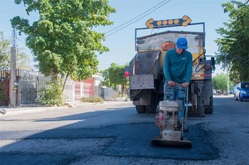 Obras Públicas atiende reportes ciudadanos con bacheo en distintos sectores de la capital sinaloense. Foto: Ayuntamiento de Culiacán