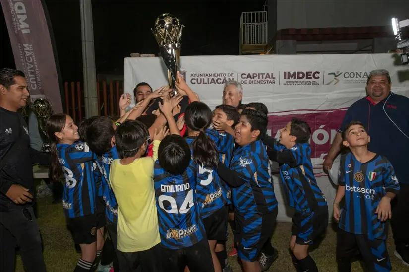 La Escuela de Futbol Buenos Aires festeja el campeonato en la categoría Osos del torneo Plata, demostrando disciplina, entrega y trabajo en equipo. Foto: IMDEC