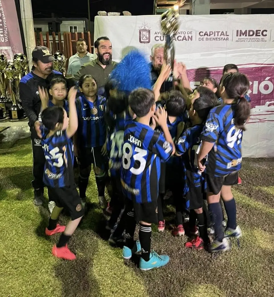 Niñas y niños de la Escuela de Futbol Buenos Aires vivieron con emoción las finales del Torneo de Verano IMDEC–Deportivo Sur en el Centro de Barrio 21 de Marzo.