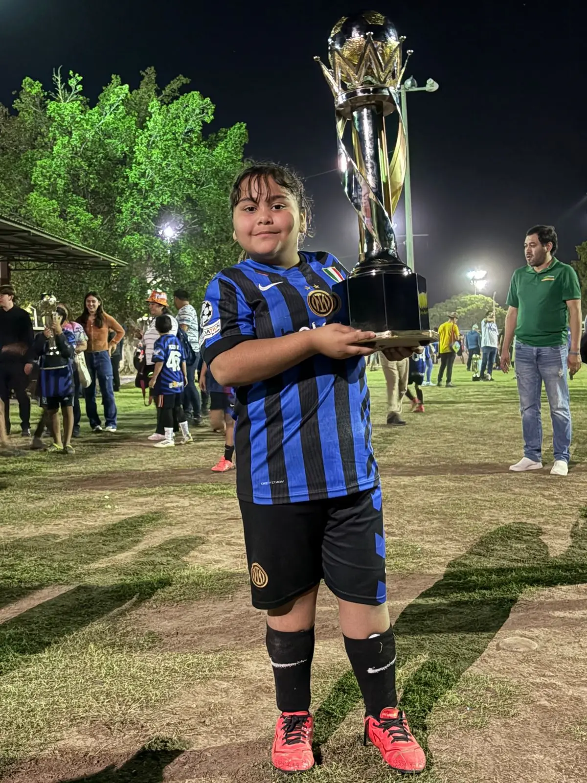 Katherine Benítez Lares celebra con alegría su trofeo durante las finales del Torneo de Verano IMDEC–Deportivo Sur. Foto: Cortesía/ TBN