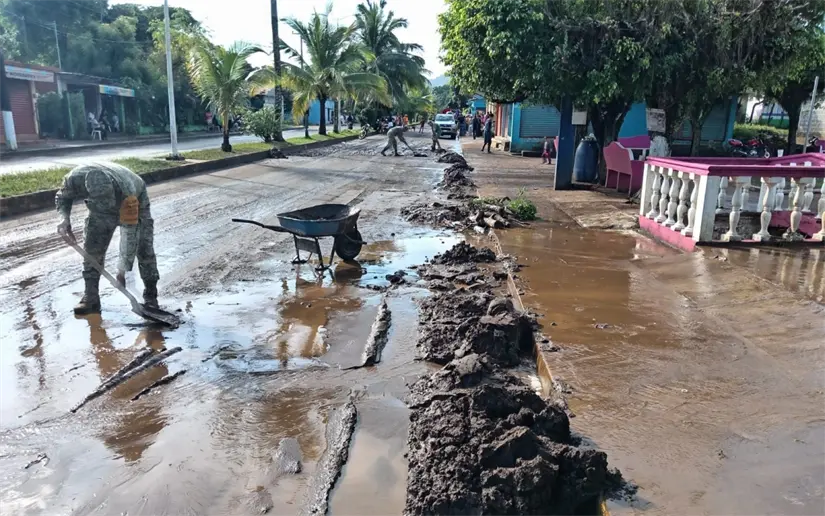 Entre las acciones está la limpieza de calles y viviendas inundadas. Foto: Cortesía