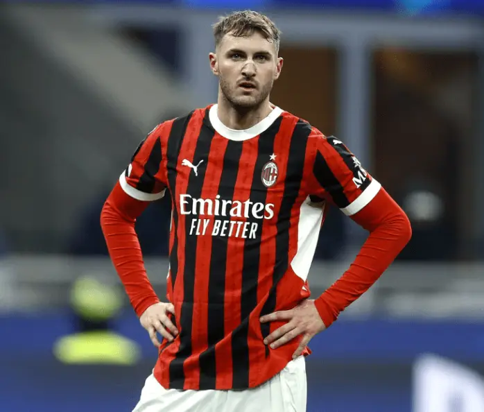 Santiago Giménez gana aproximadamente 46 millones de pesos anuales en el AC Milan. Foto: cortesía.