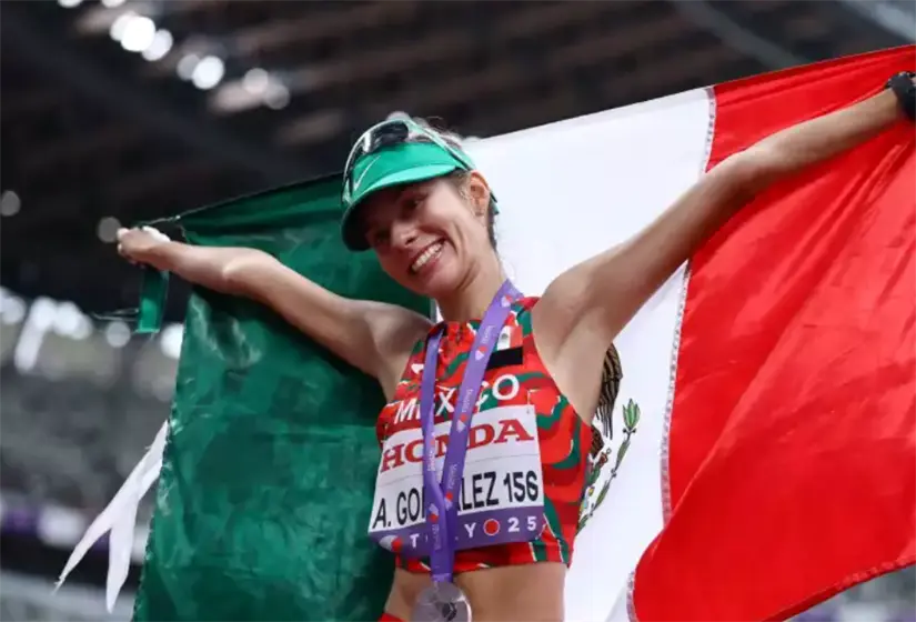 Alegna González gana la medalla de plata en la marcha femenil de 20 kilómetros. Foto: cortesía.