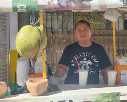 Don Pedro en el sector Bachigualato lleva 27 años vendiendo cocos en Culiacán