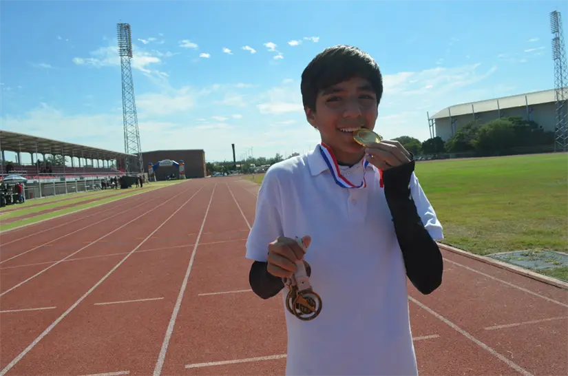 El oro que nació en la escuela: Sebastián, orgullo de la primaria Lázaro Cárdenas. Foto: Juan Madrigal