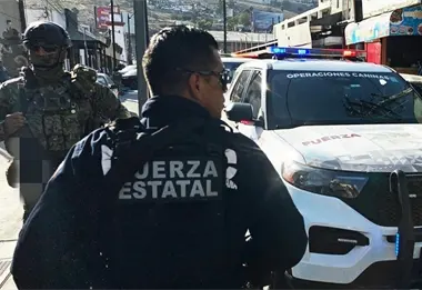 Detienen a 5 integrantes de una c&eacute;lula criminal y aseguran arsenal en Tecate, Baja California