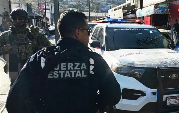 Detienen a 5 integrantes de una c&eacute;lula criminal y aseguran arsenal en Tecate, Baja California