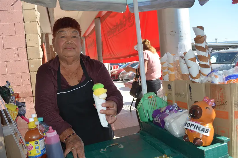 A sus 70 años, Bertha Delgado, “Doña Nieves” continúa trabajando con dedicación y cariño. Foto: Juan Madrigal