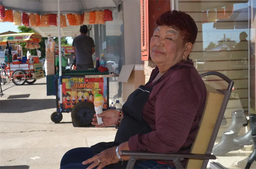 Doña Nieves, la mujer que nunca se rindió y endulza la vida a Culiacán con trabajo y corazón. Foto: Juan Madrigal