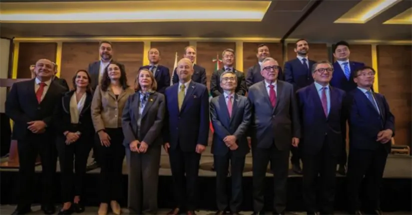 Representantes de las empresas y autoridades estuvieron presentes en la firma de contratos. Foto: Cortesía