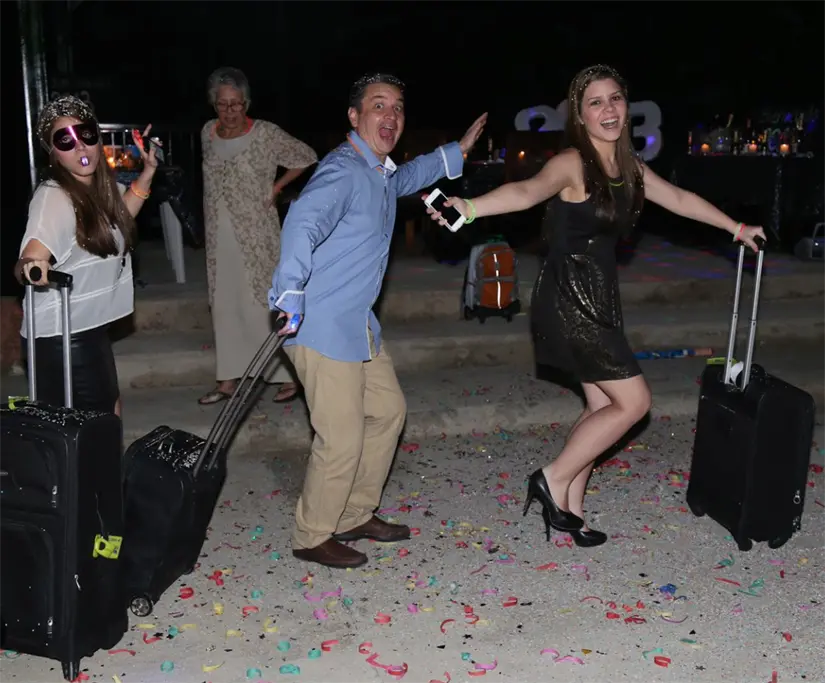 Ritual de correr al rededor de la casa o cuadra con una maleta en Año Nuevo. Foto: cortesía.