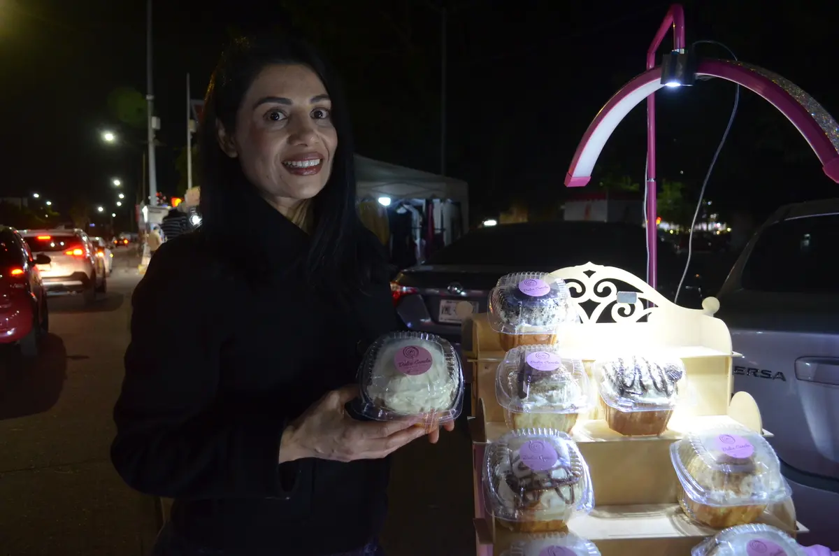 Verónica se encuentra hasta el anochecer promocionando su repostería con pasión.