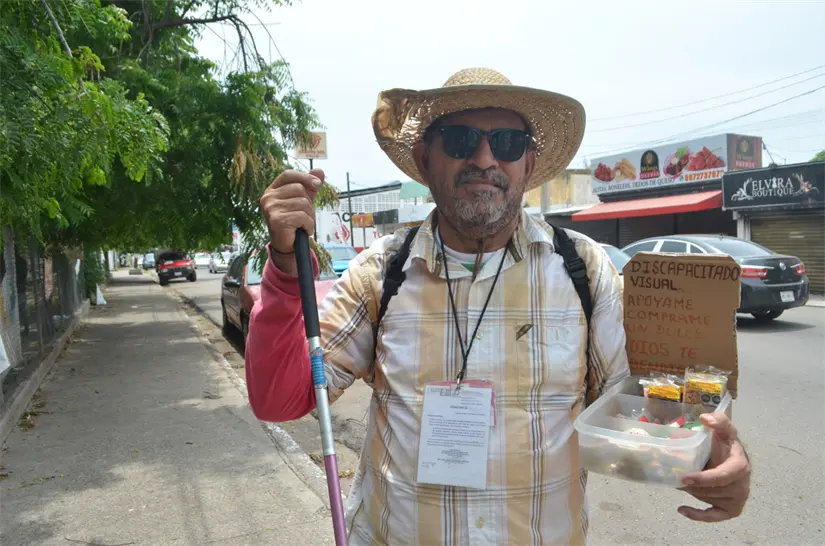 Para el vecino de la colonia Lázaro Cárdenas, la oscuridad no fue un final, sino el inicio de un camino donde el corazón guía cada paso. Foto: Juan Madrigal