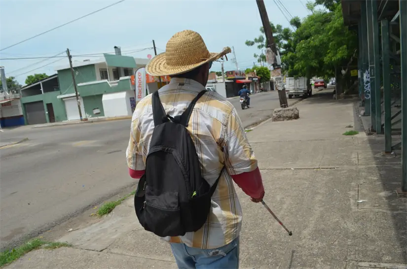 De la oscuridad a la luz interior: Miguel Ángel demuestra que la ceguera no apaga la vida ni los sueños. Foto: Juan Madrigal