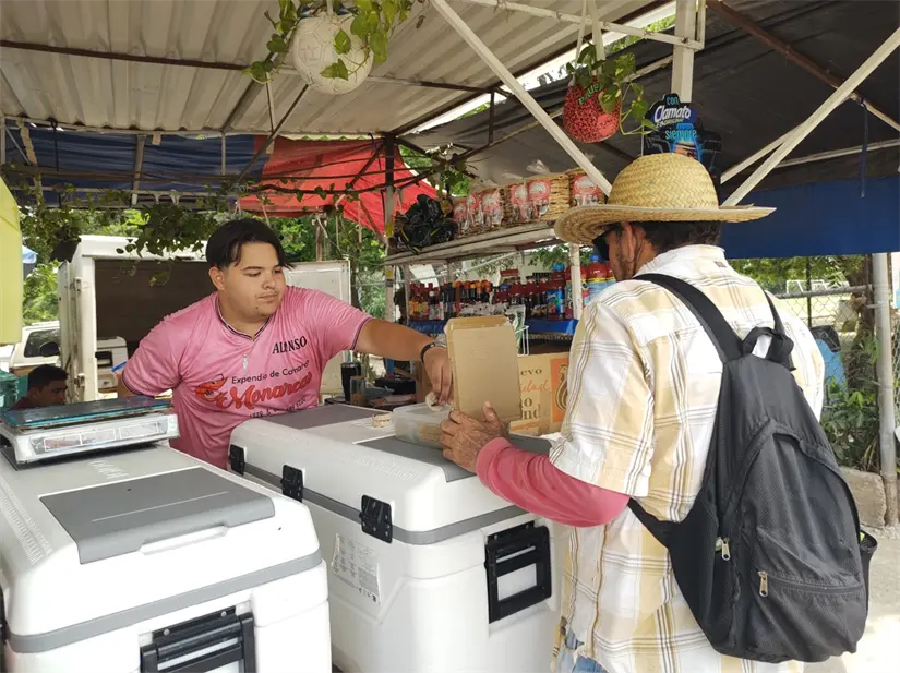 Cada persona que le compra a Miguel Ángel un dulce o le brinda apoyo es su mejor medicina. Foto: Juan Madrigal