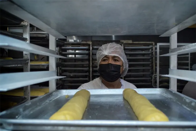 Ya iniciaron con la preparación de la Rosca de Reyes gigante en la ciudad de Puebla. Foto: Cortesía