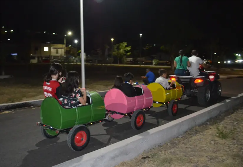 El Cuatri Tren de la Alegría sigue avanzando en el bulevar Agricultores. Cada vuelta es un acto de resistencia contra el miedo, una invitación a volver a creer en lo simple y en lo colectivo. Foto: Juan Madrigal