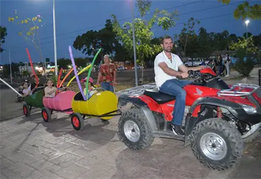 El Cuatri Tren de la Alegr&iacute;a llena de color y paz el bulevar Agricultores en Culiac&aacute;n