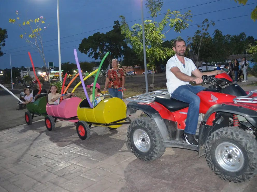 El Cuatri Tren de la Alegr&iacute;a llena de color y paz el bulevar Agricultores en Culiac&aacute;n