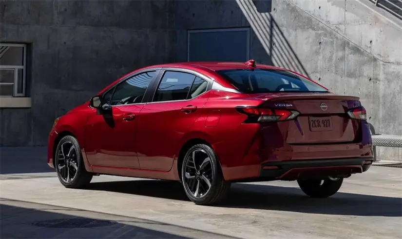 Este sedán destaca por su buen rendimiento de combustible y confiabilidad. Foto: Nissan