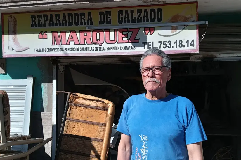 Desde la Lombardo Toledano, Justino Márquez ha dedicado cuatro décadas al oficio de zapatero. Entre suelas e historias, su taller resiste al tiempo, al cambio y a la ciudad, sosteniendo pasos y confianza comunitaria.