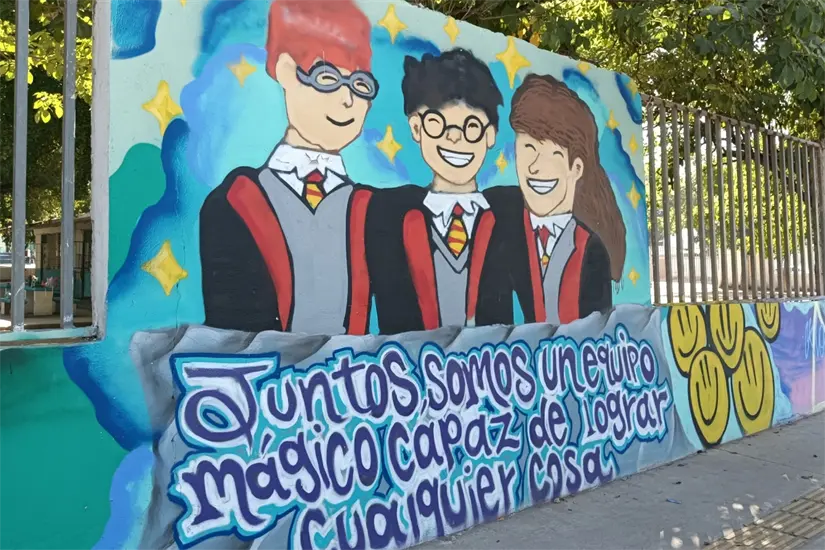 Con colores y palabras sinceras, niñas y niños de la primaria Lázaro Cárdenas transformaron su escuela en un mensaje de esperanza. Sus murales hablan de paz, juego y futuro en una ciudad que también quiere sanar.