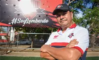Profe Santi: el entrenador de futbol que convirti&oacute; una cancha de tierra en f&aacute;brica de sue&ntilde;os en la Lombardo
