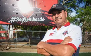Profe Santi: el entrenador de futbol que convirtió una cancha de tierra en fábrica de sueños en la Lombardo