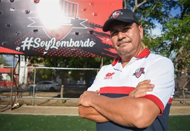 Profe Santi: el entrenador de futbol que convirti&oacute; una cancha de tierra en f&aacute;brica de sue&ntilde;os en la Lombardo