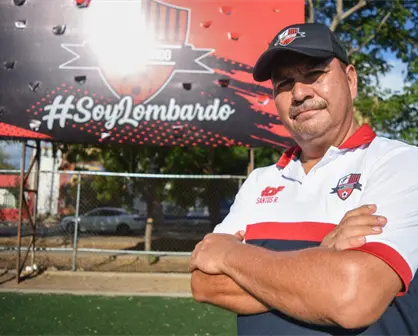 Profe Santi: el entrenador de futbol que convirtió una cancha de tierra en fábrica de sueños en la Lombardo