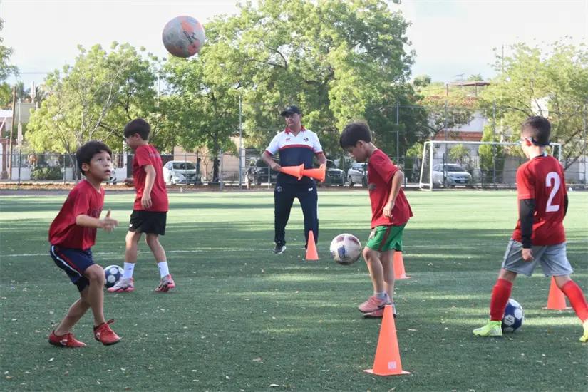 Desde una cancha de tierra hasta un modelo de formación reconocido, la historia del profe Santi demuestra que cuando se decide creer en su colonia, la colonia aprende a creer en sí misma.