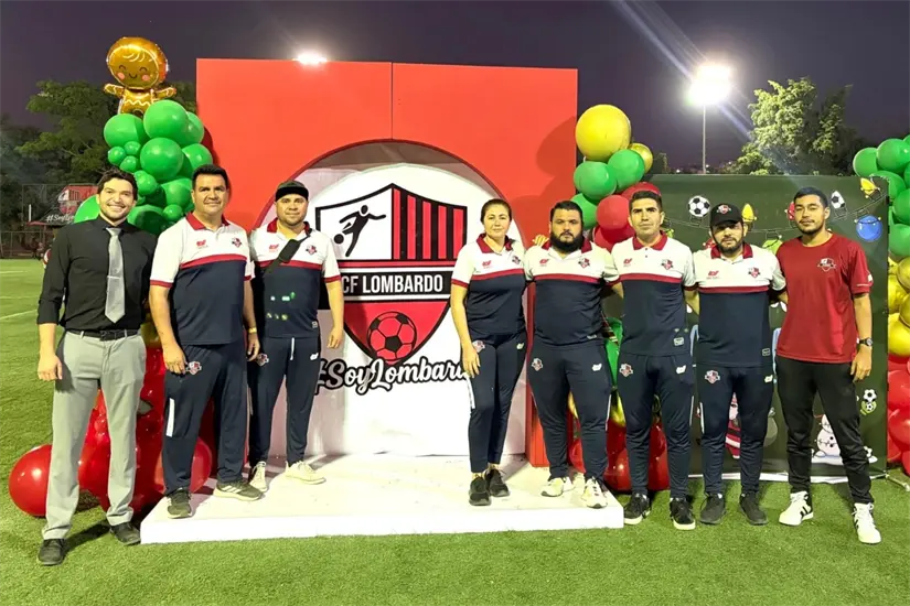 La receta que propone es clara: capacitación, visión formativa, trabajo con valores y un sistema de acompañamiento psicológico para niños y niñas. Aquí se observa al profesor Santi con el cuerpo de entrenadores del Club.