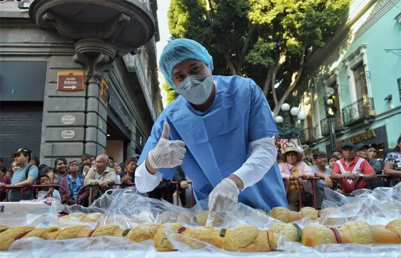 Decenas de personas participaron en la elaboración de la rosca de 6 kilómetros. Foto: Cortesía