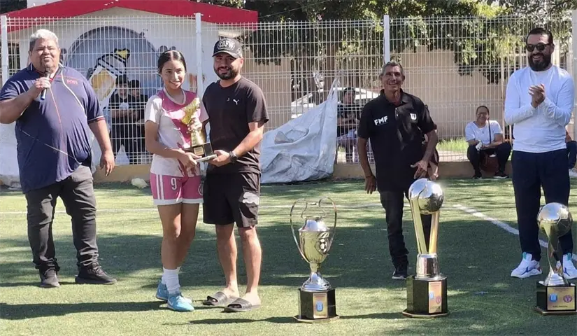 Sarahí Manjarrez fue reconocida como tricampeona de goleo, destacando por su talento, constancia y capacidad ofensiva durante el torneo. Foto: IMDEC