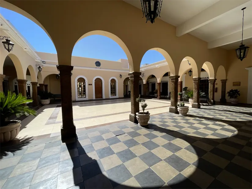 Construida en la primera mitad del siglo XIX, este inmueble funcionó como residencia de gobierno y otras sedes oficiales. Fotos: Lino Ceballos.