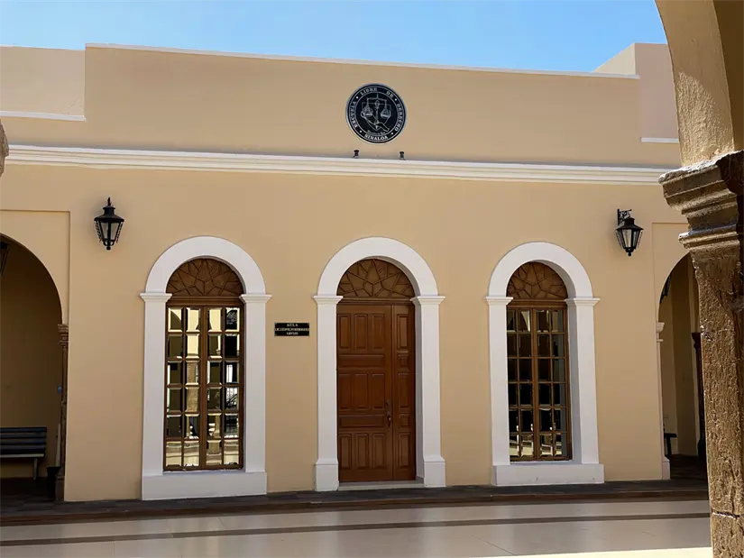 El gran edificio se mantiene en pie, hoy, alberga las instalaciones de la Escuela Libre de Derecho de Sinaloa. Foto: Lino Ceballos.