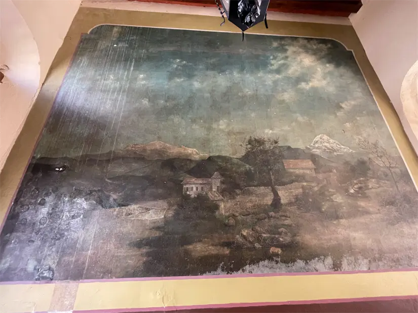 En el acceso principal se encuentra un fresco que da la bienvenida a los estudiantes y visitantes. Foto: Lino Ceballos.