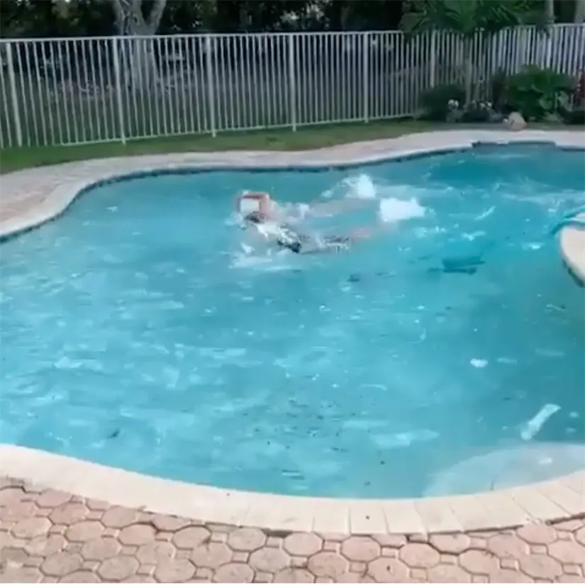 piscina con curvas en la casa de Laura Flores en Miami. Foto: cortesía.